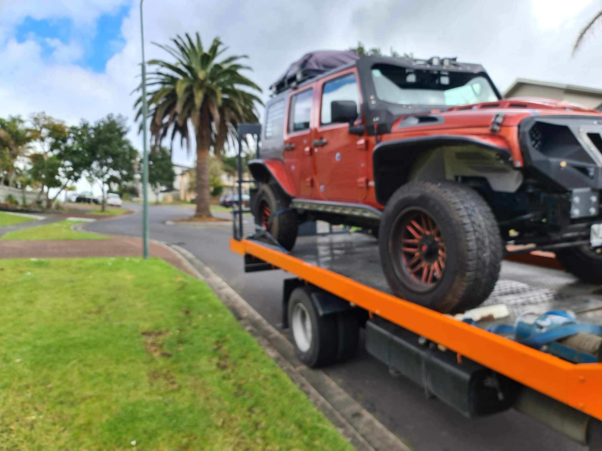 Fast Towing flatbed tow truck carrying a 4x4 after a breakdown in Auckland